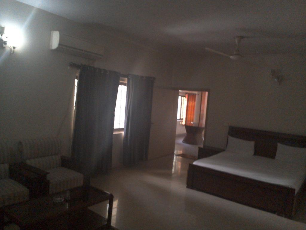 Pyramid International Guest House Islamabad Buitenkant foto