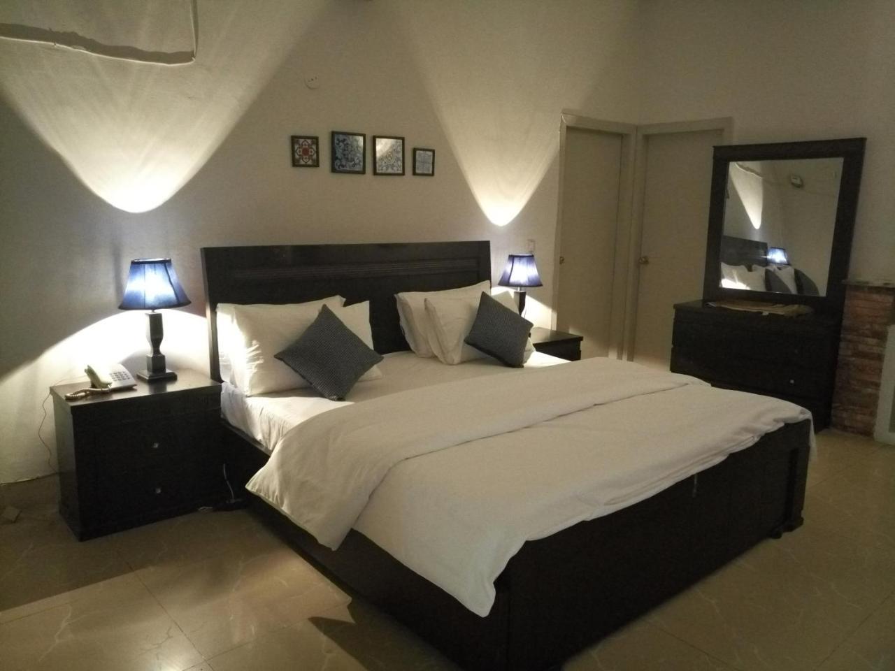 Pyramid International Guest House Islamabad Buitenkant foto